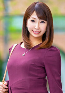 潮吹きまくりのイキまくり！セックス大好き美顔妻と同時イキ中出し性交