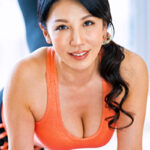 旦那と週1、セフレと週2･･･それでも足りない性欲旺盛五十路妻と仕事着セックスで大量中出し！