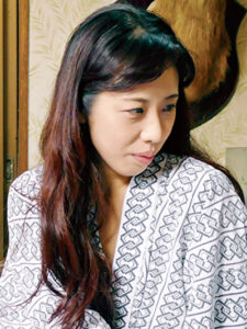 真子 （43歳）甥に入浴を覗かれて･･･