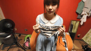 静香の自前パンティーで尻コキ・尻ズリ（斉藤静香）