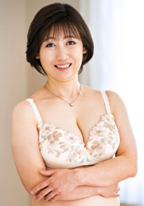 色白Eカップの癒やし系五十路奥様 柔らかオッパイを揺らしぷっくりマン肉で他人棒を受け入れ不貞中出しセックス！