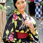 巨乳で艶っぽい母と温泉旅先性交