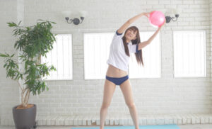 大人気女優 美谷朱里チャンの霧吹きいたずら！