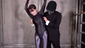 『捕われの女スパイ！吊り拘束くすぐり尋問』志摩ことり