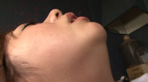 仰け反り首筋と制服に不整脈