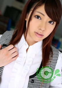 年若いOLが制服姿のまま職場で中年オヤジにセックスさせて悦びまくって大変ですっ！