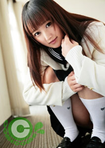 大きな瞳が魅力的な制服姿の美少女をホテルに招いて●ラセテもらいましたぁ！！