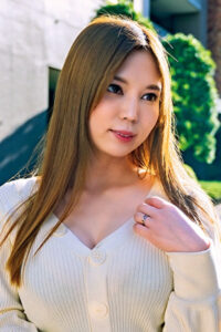 色白爆乳で巨尻な美人妻！困惑するけどSEXはしちゃう押しに弱いタイプ！？