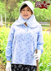 【五十路】地方の爆乳もんぺ熟女宅にお泊まり 12