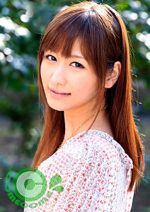 お仕事中に同じ職場のカレが止めるのも聞かずにチ○ポをおしゃぶりし、同僚や上司にバレそうなスリルに高揚しながら射精を促す美人OL彼女！