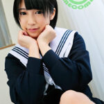 制服と白いソックスを身につけさせたまま大きな桃尻めがけて肉棒を突いたら、アニメ声でアンアン喘いだ女子校生！！