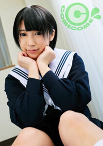 制服と白いソックスを身につけさせたまま大きな桃尻めがけて肉棒を突いたら、アニメ声でアンアン喘いだ女子校生！！