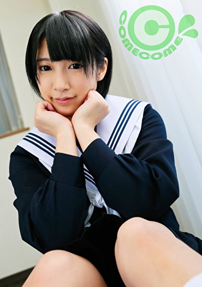 制服と白いソックスを身につけさせたまま大きな桃尻めがけて肉棒を突いたら、アニメ声でアンアン喘いだ女子校生!!