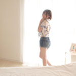 超可愛い人気女優 麻里梨夏チャンの羽根くすぐり地獄！