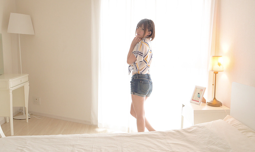 超可愛い人気女優 麻里梨夏チャンの羽根くすぐり地獄!