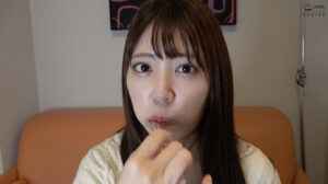 加賀美さらチャンの歯・口内・唾観察＆手コキ攻めプレイ