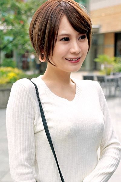 小動物系のショートカット美女。スレンダー巨乳な奥様は清楚なフリしてドエロでした!