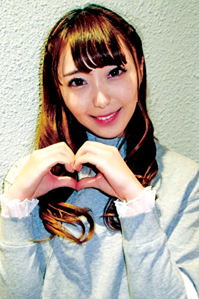 笑顔がステキなスレンダー美女。こう見えて年上男性がめっちゃ好きな甘えん坊女子大生!Y字開脚がスゴいことに!