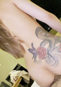 【タトゥーギャルに中出し】ドSヤリマンと生ハメ個人撮影！刺青横目に大量中出し！