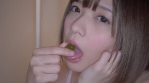 大人気女優 麻里梨夏チャンのグミ舐め＆咀嚼＆オナニー