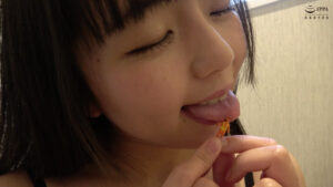 人気女優 泉りおんチャンの巨大女で舌ベロ責めプレイ！