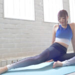 大人気女優 浜崎真緒チャンの筆いたずら、霧吹き攻め！