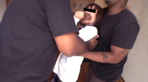 女子○生を狙った黒人尾行押し込み○○○