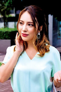 タワマン住まいで何でも持ってそうなのに心の隙間の寂しさが匂ってくる日焼け跡がいやらしいパイパン奥さま