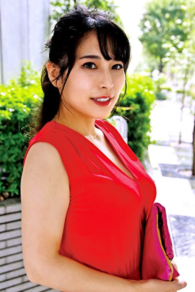 清楚な顔してワンピースの下にはドエロい下着を身に付けてるギャップが激しい奥さま。